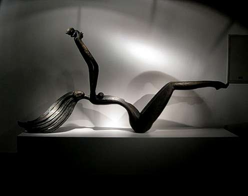 Mother-and-Child-sculptures-by-Han-Meilin Han-Meilin sculpture - mother lying on back holding up child