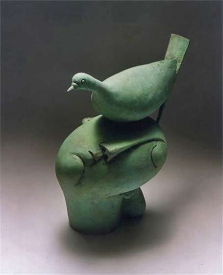 peter-harskamp-ceramic-sculpture mourning-dove-by-peter-harskamp - green bird sitting on a mans head
