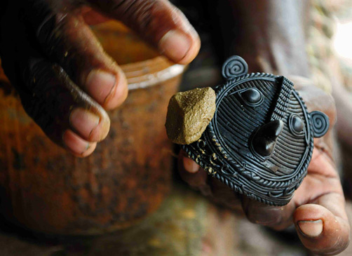 creating-outer-mould-for-dhokra-502x365 mud-on-the-owl-On-top-of-the-wax-structure,-wet-mud-is-rubbed-all-over.-This-takes-the-impression-of-the-wax-model