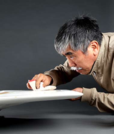 Munemi-Yorigami-in-studio munemi-yorigami-objects-that-preserve-the-dignity-of-space