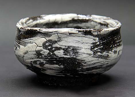 Nakagawa-Kyohei-tea-bowl Nakagawa-Kyohei-tea-bowl with crackled surface in black and white