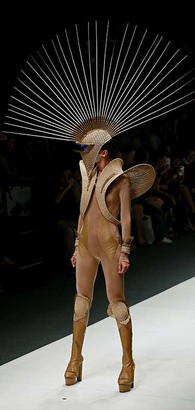 rinaldy-a-yunardi-avant-garde-fashion naked-burlap-cockatoo-knights rinaldy-a-yunardi