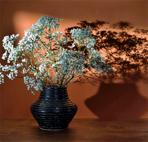 Nicolette-Johnson-coiled-vase Nicolette-Johnson-coiled-vase with flowers