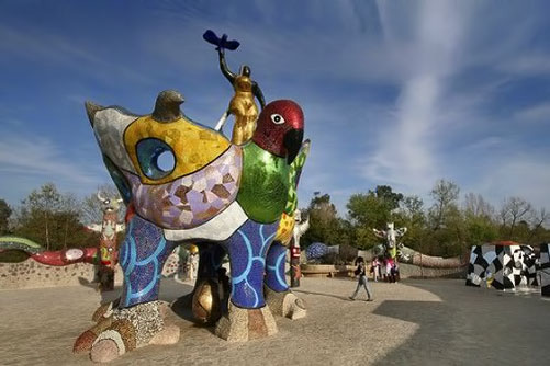 Niki-de-Saint-Phalle-outdoor-sculpture Niki de Saint Phalle - Pacific Design Center, Los Angeles-france-amerique-com