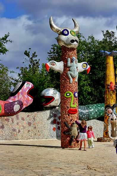 queen-califia's-magical-circle-Saint-Phalle niki-de-saint-phalle-queen-califia's-magical-circle-mosaic-sculptures