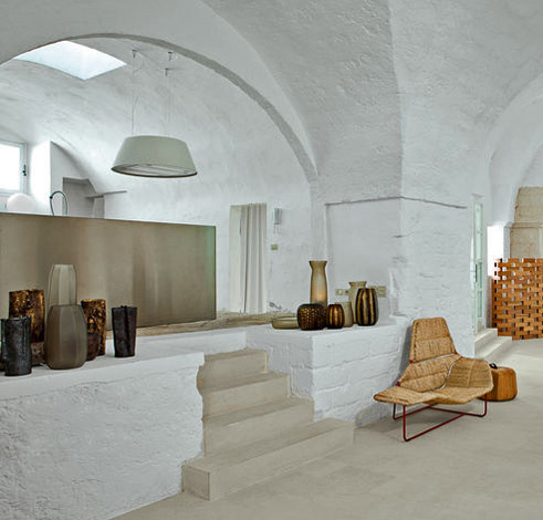 Salento-mill-designers Ludovica+Roberto Palomba palomba-living-room - rattan-style-chaise with pottery clusters - Italian designers Ludovica+Roberto Palomba