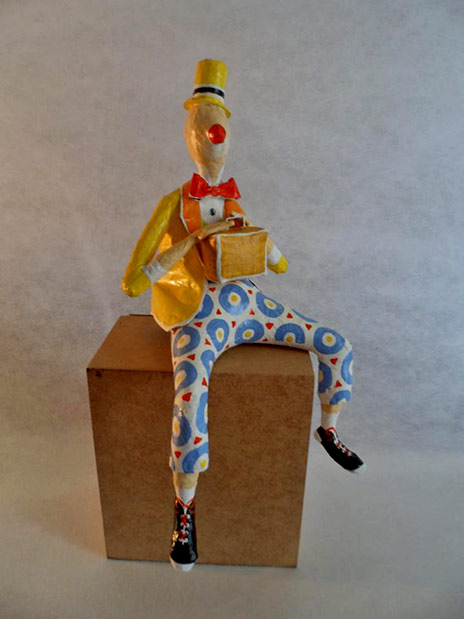 Papel-pra-toda-Obra-clown-on-box Papel-pra-toda-Obra-clown-on-box in yellow top hat