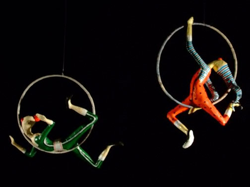 Papel-pra-toda-Obra-acrobats Papel pra toda-Obra-papier mache clown acrobats