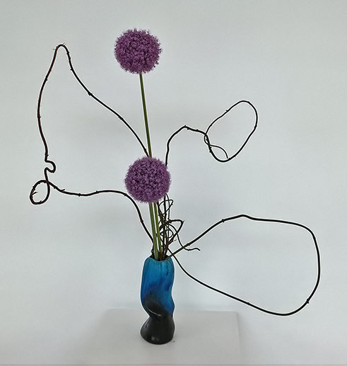 Pats-Ikebana-2016---Vine-and-giant-Allium Pats Ikebana-2016---Vine and giant Allium