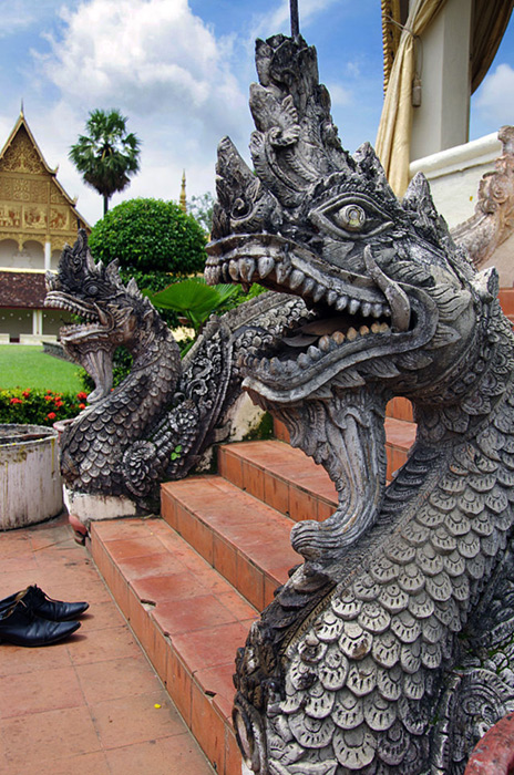 dragon-temple-statues-laos-464x700 Pha That Luang_-_Vientiane_(Laos)_IIPhillip-Maiwald