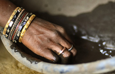 clay-mix-for-dhokra-metal-art-475x306 Mixing clay for dhokra art sculptures Photo---Parul-Bajoria