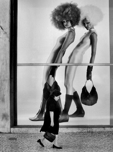 Photographer-Rui-Palha-Portugal photographer-rui-palha portugal A woman alks past a large billboard of two women with afro hairstyles