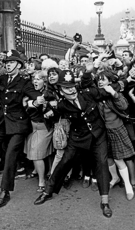 beatles-buckingham-palace POLICE-STRUGGLING-TO-RESTRAIN-BEATLES-FANS-OUTSIDE-BUCKINGHAM-PALACE-IN-OCTOBER,-1965
