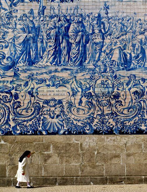 blue-white-azulejos-Porto porto-azulejos-nonne-small