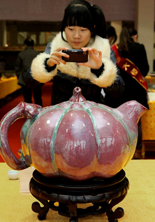 Henan-Jun-porcelain-493x707 pot-displayed-at-Henan-Jun-porcelain-pots-design-competition-in-Yuzhou-City-of-Xuchang,