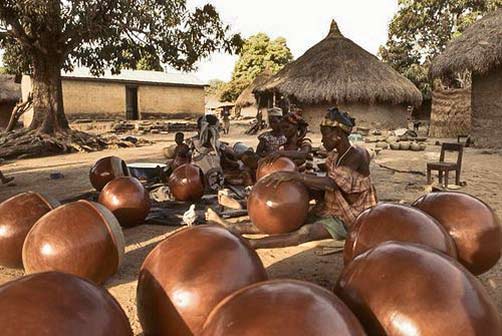 Potters-de-Katiola.Côte-d'Ivoire Katiola potters at work outside in their village