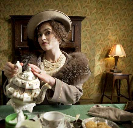 Pouring-Tea-from-a-large-teapot Afternoon teap ritual