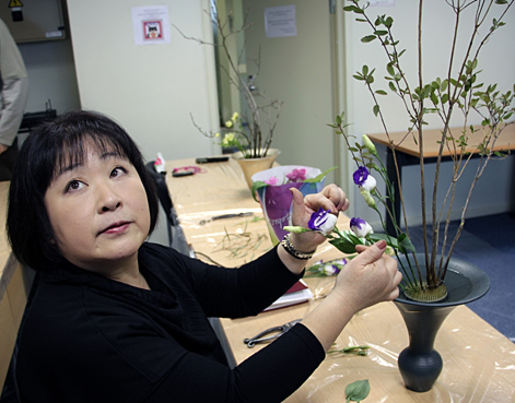 Ikebana-artist-Keiko-Takano Professor-Keiko-Takano at a workshop