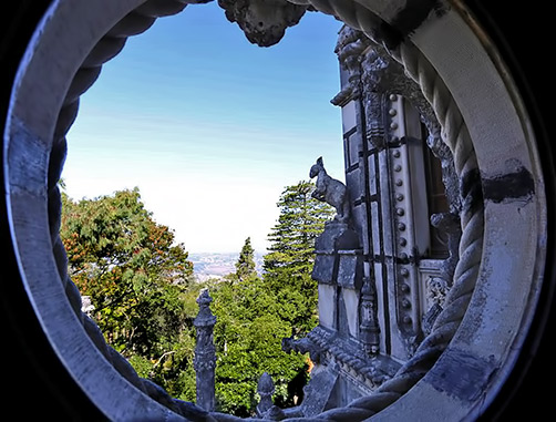 Quinta-de-Regaleira-estate Sintra Quinta-de-Regaleira-Kangaroo in a porthole