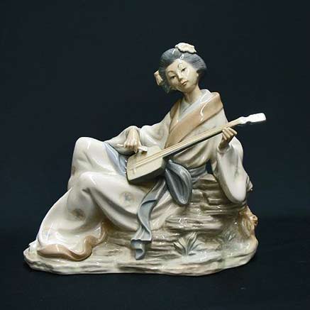 Lladro-porcelain-geisha Reclining-Geisha figurine by Lladro