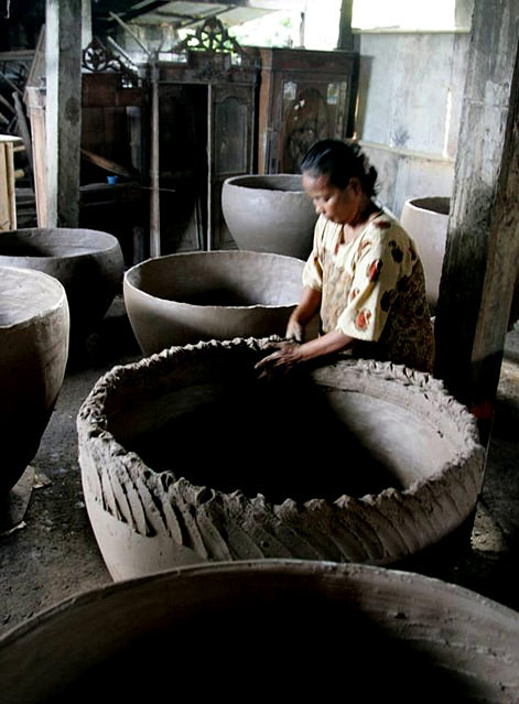 Sabu-Terracotta-Pottery-at-Denpasar,-Bali,-in-2012-- Traditional large pots Sabu-Terracotta-Pottery-at-Denpasar,-Bali,-in-2012--