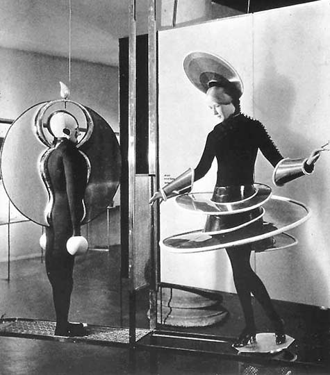 schlemmer-ballet-figuresschlemmer-costumes-for-the-triadic-ballet-1924