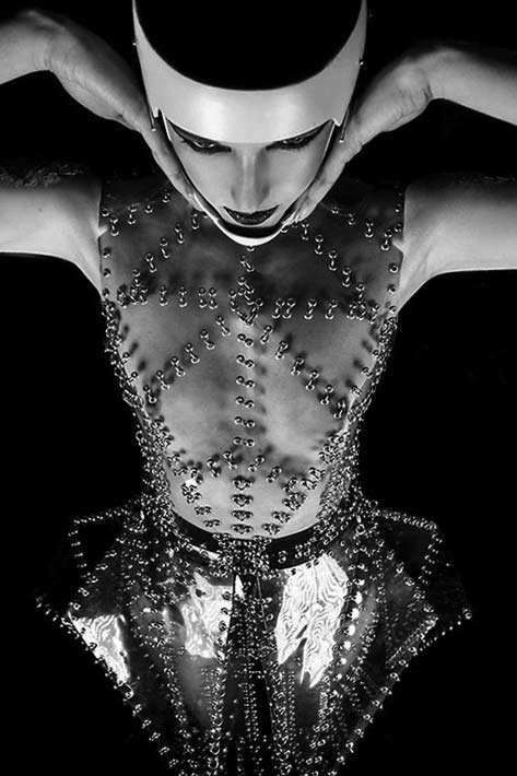 manuel-diaz-futuristic-egyptian-art-deco sculptural-fashion-clear-plastic-dress-with-graphic-silhouette-avant-garde-fashion-manuel-diaz