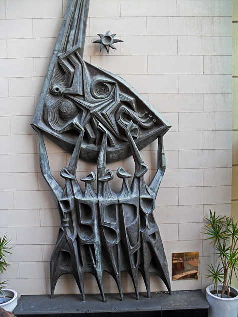 tom-bass-abstract-sculpture-475x633 Sculpture-by-Tom-Bass,-titled-Research,Circular-Quay(east),Sydney