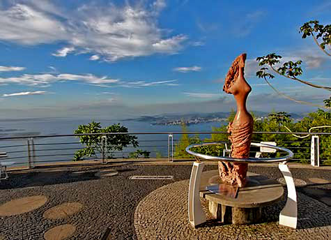 sculpture-is-named-'Guanabara-Mitológica'-and-was-sculpted-by-Remo-Bernucci 'Guanabara Mitológica'-sculpture by Remo Bernucci with elevated ocean views