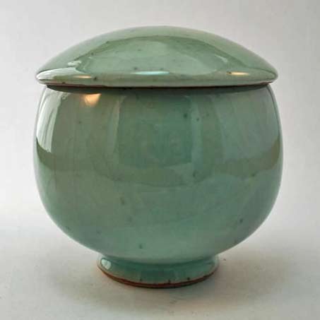 Shiga-Shigeo-lidded-green-vessel Shiga-Shigeo-lidded-green-ceramic vessel
