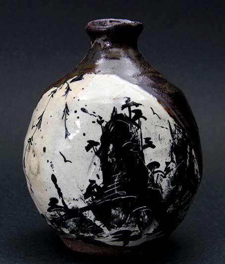 Shogo-Ikeda-ceramic-bottle Shogo Ikeda ceramic bottle black on white motif