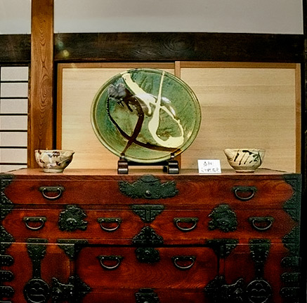 Shoji-Hamada-plate-on-display Shoji-Hamada's-house--Kirsty-Komuso-flickr