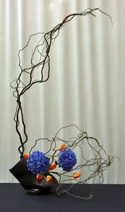 japanese-floral-artistry Sogetsu-Ikebana-display with blue and orange flowerrs