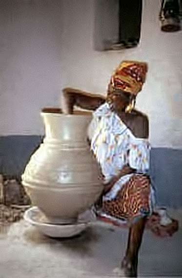 Somono-potterphoto-Adria-Laviolette-1983 African lady forming a large pot