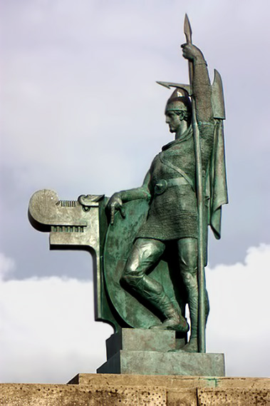 ingolfur-arnarson-the-viking-379x569 Statue of Ingolfur Arnarson the Viking--the-first-Nordic-settler-of-Iceland