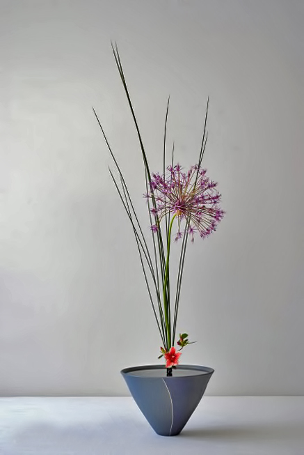 Thai-Mai-Van-Ikebana Steel-grass,-Allium-purple-rain,-Azalée---Thai-Mai-Van-Thomas