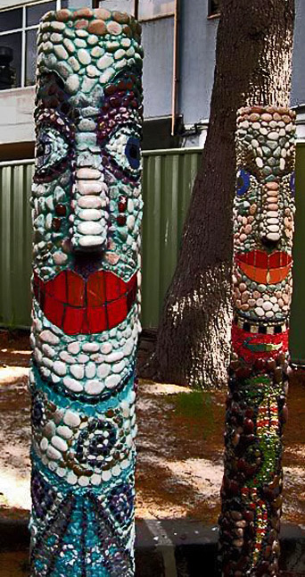suesy-circosta-mosaic-totems-342x722 Suesy-Circosta--Community-Artist,-Melbourne-Courtyards-and-Gardens-mosaic totems