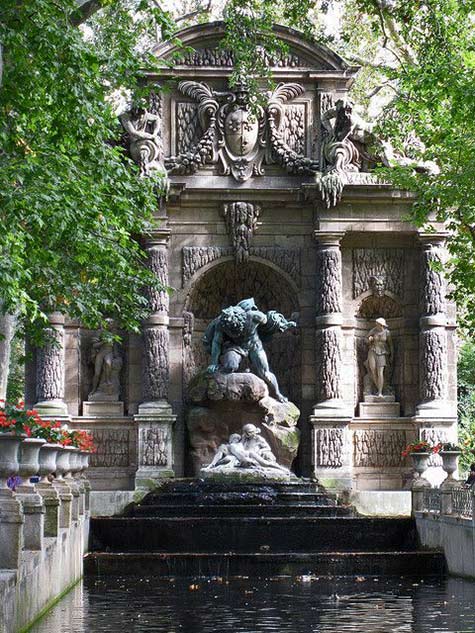 The-giant-Polyphemus-(in-bronze)-discovering-the-lovers-Acis-and-Galatea-(in-white-marble)---La-fontaine-Médicis,-Jardin-du-Luxembourg---Paris,-France