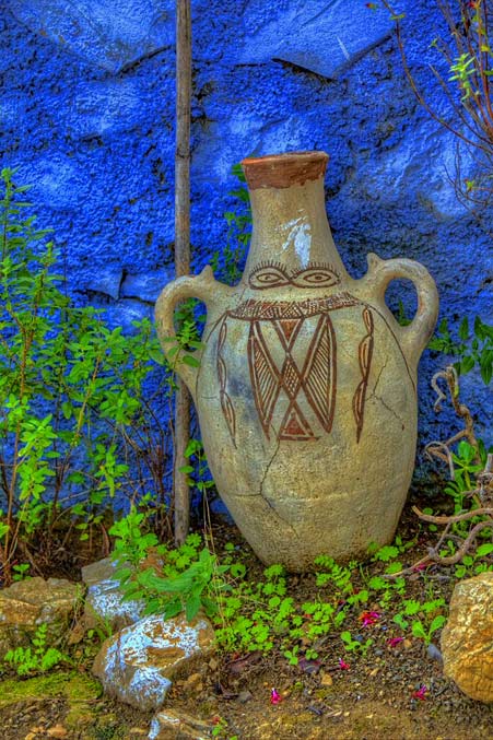 The-Pot-Stares-Back-(David-K.-Edwards) Rif pottery vessel