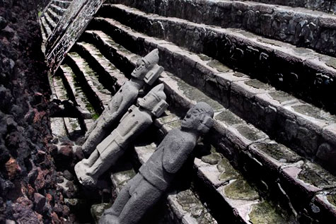 Templo-Mayor-Museum The Templo Mayor Museum - Mexico stone statues on steps