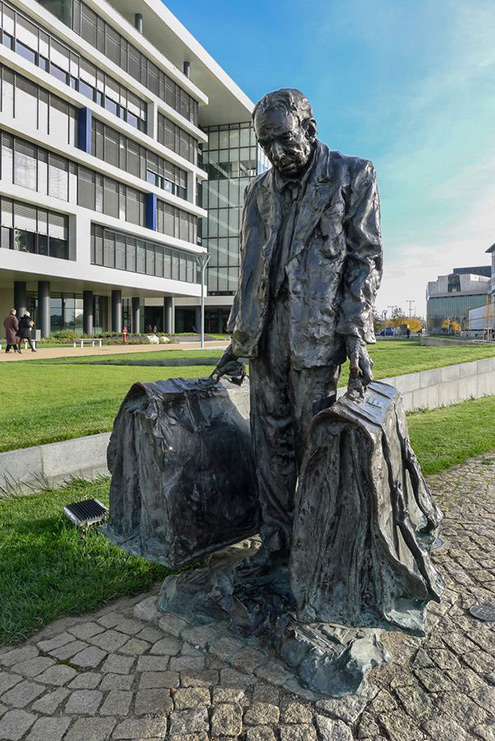 sculpture-photo-by-sottile-495x741 The-weight-of-life-by-Giovanni-Sottile - Sculptor ?