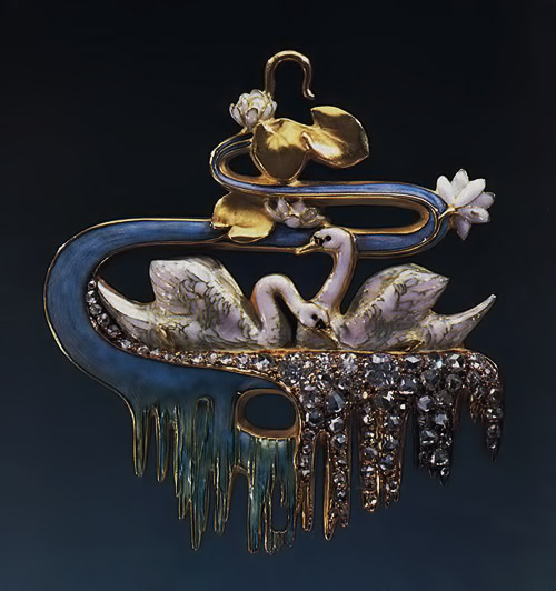 lalique-pendant-two-swans-500x552 Two-white-swans,-(pendant),-gold,-enamel-and-diamonds by Rene Lalique