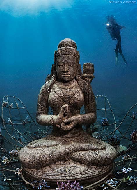 balinese-submerged-stone-statue Underwater-Statue-In-Bali