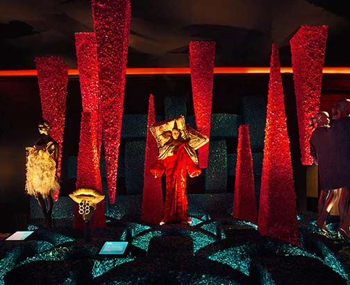 utopian-bodies-fashion-exhibition utopian-bodies-installation-shot