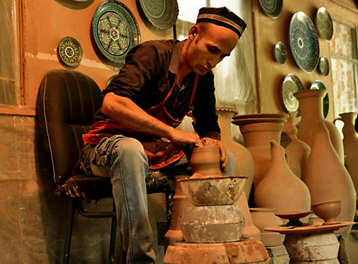 Uzbekistan-Rishtan-potter Uzbekistan Rishtan potter on wheel