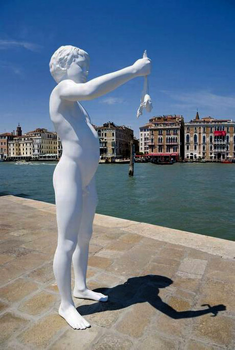 Venice-charles-ray--sculpture-475x707 Venice-Biennial sculpture on the Grand Canal White sculpture of a boy holding a frog by Charles Ray