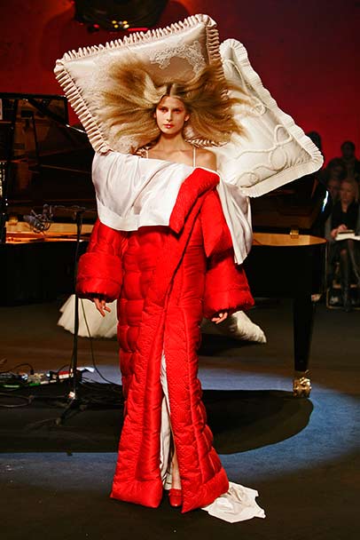 viktor-rolf--hana-bedtime-stories viktor-rolf-host-2005-hana-bedtime-stories-foto-peter-stigter