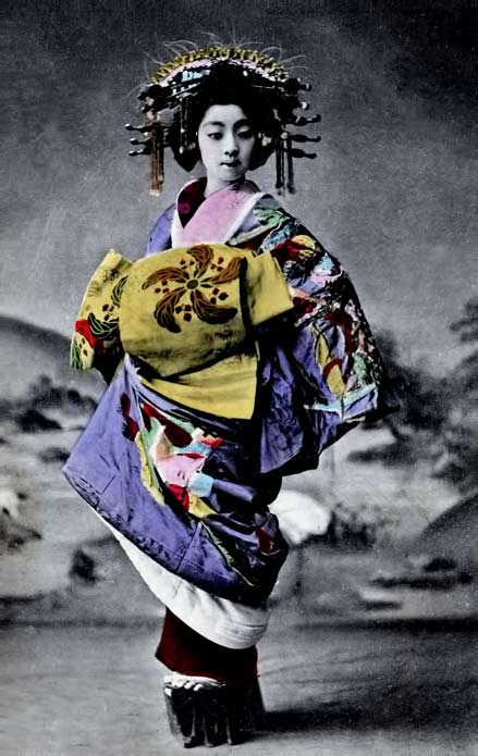 japanese-vintage-photography Vintage-geisha-photo of an Oiran girl wearing her obi at the front