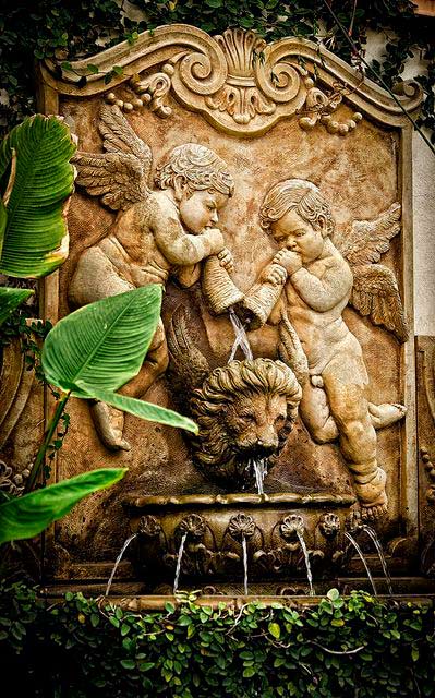 VoyageVisuel-Cherubs-and-a-lion-fountain Two Cherubs and a lion head wall fountain