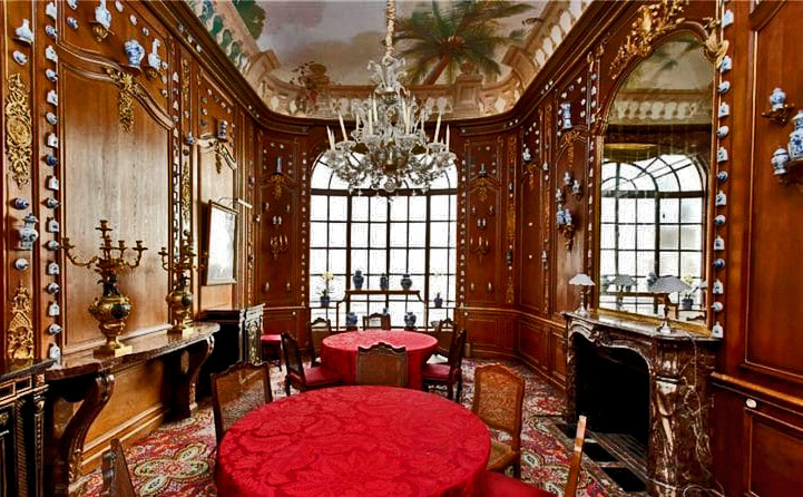 wes-anderson-real-life-paris-37 Paris apartment with wall decoration of ceramic pots